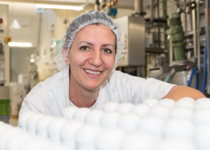 Frau in der Produktionshalle Frau in der Produktionshalle